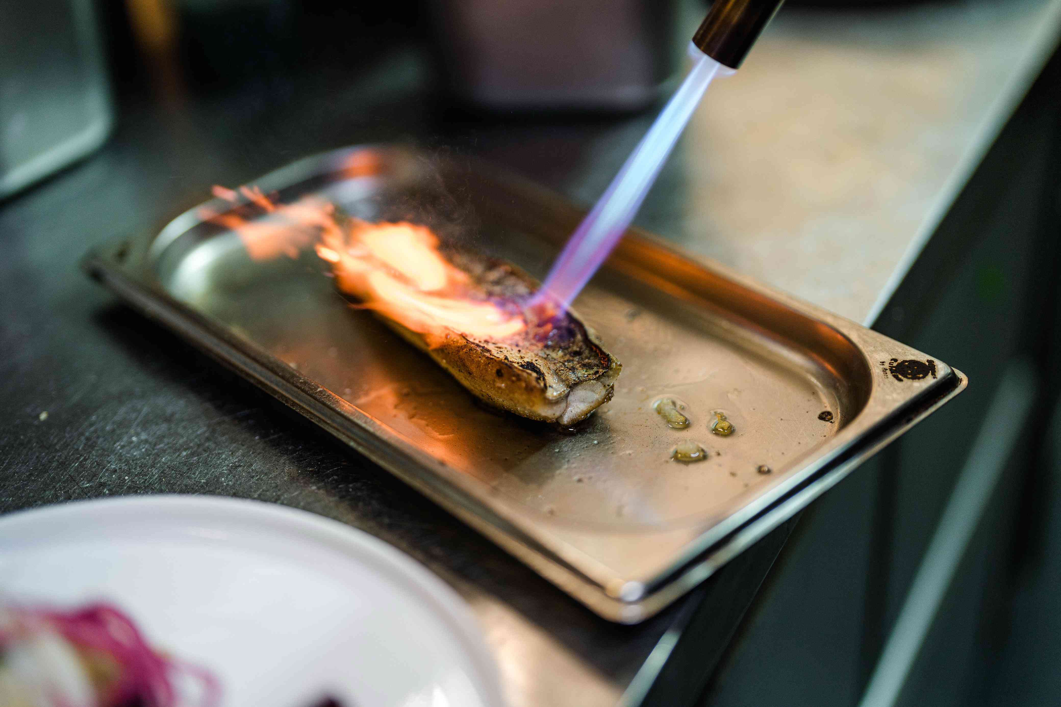 Chef bereidt een gerecht bij Anker